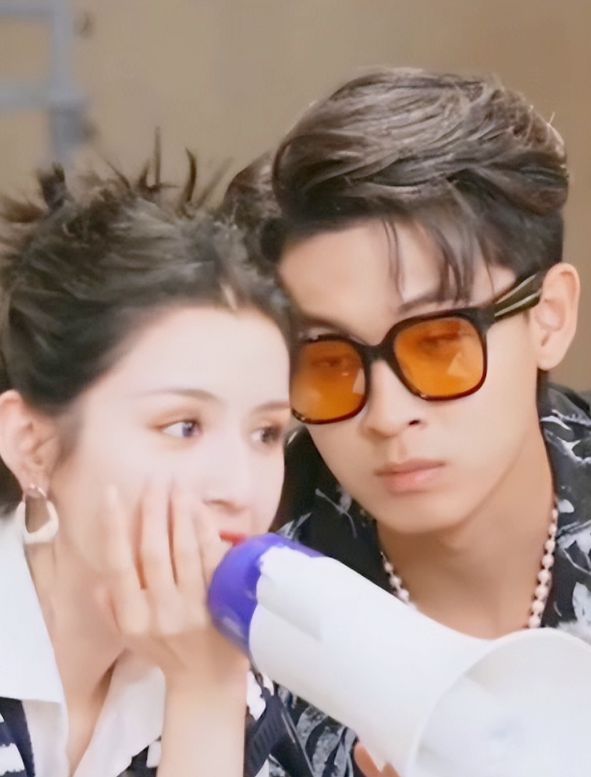 娱乐圈又一对情侣?秦霄贤哈尼克孜甜蜜蹦极,相拥接吻太幸福