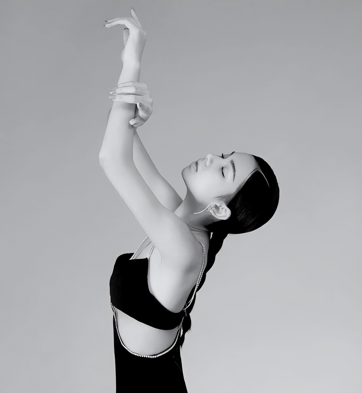 大学运动会“举牌女生”，气质出众像奥黛丽赫本，男生眼睛都直了