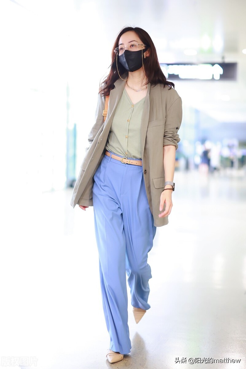 街拍：韩雪西装+马甲+蓝色阔腿西裤简约大气