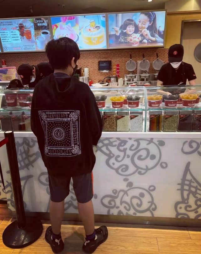 林志颖大儿子近照曝光，Kimi瘦瘦高高变小大人，背影超像爸爸