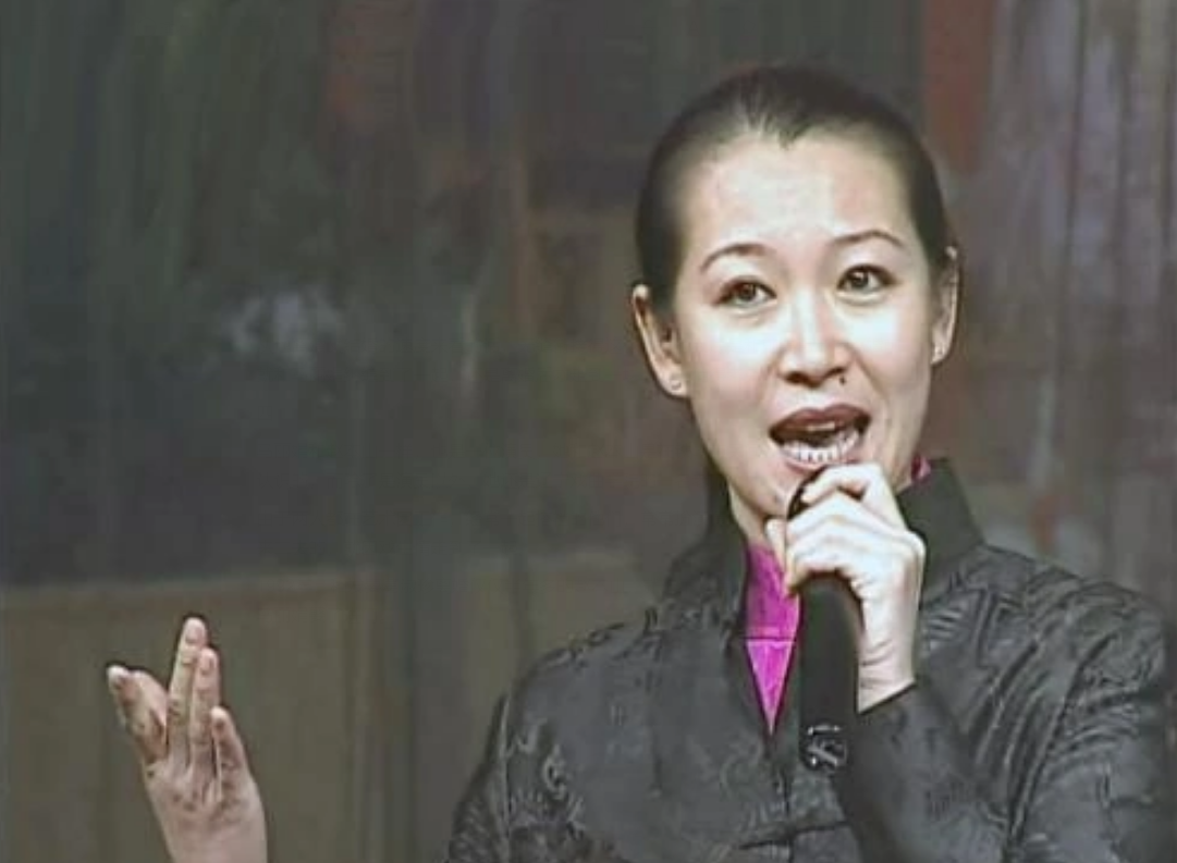 “小品王”赵本山：出身贫苦，成名后和发妻离婚，2婚娶小8岁娇妻