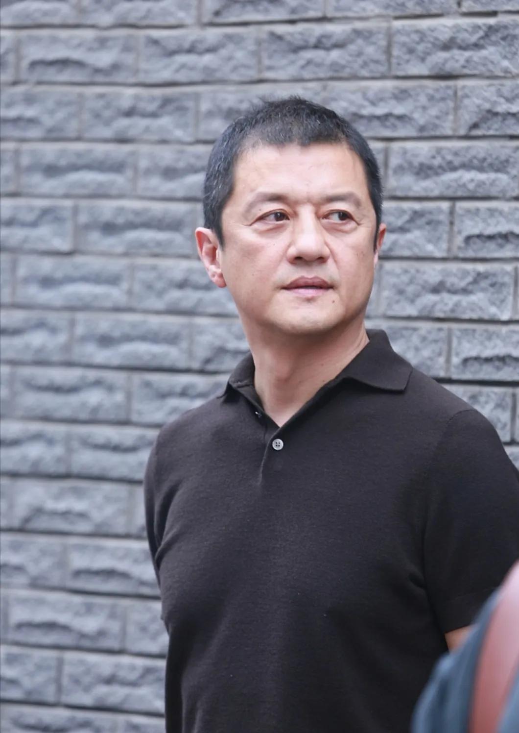 为了生计,演员李亚鹏重回舞台,直播卖茶还债!-蘑菇号
