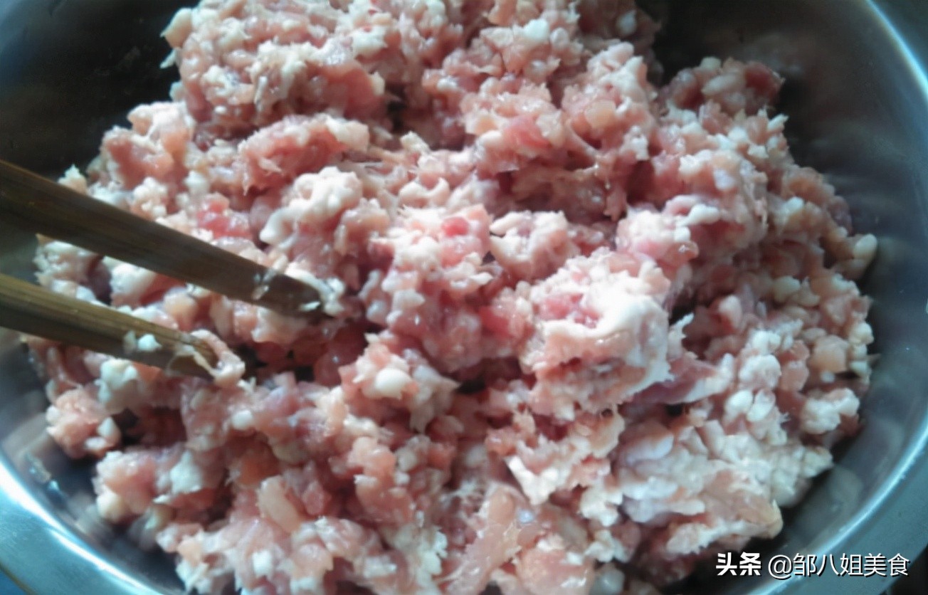 做萝卜猪肉馅包子，萝卜该怎么处理？教你一招，饱满多汁味道香