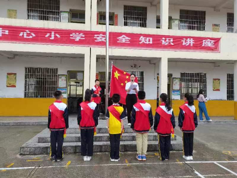 洞口县山门镇中心小学举行少先队新队员入队仪式