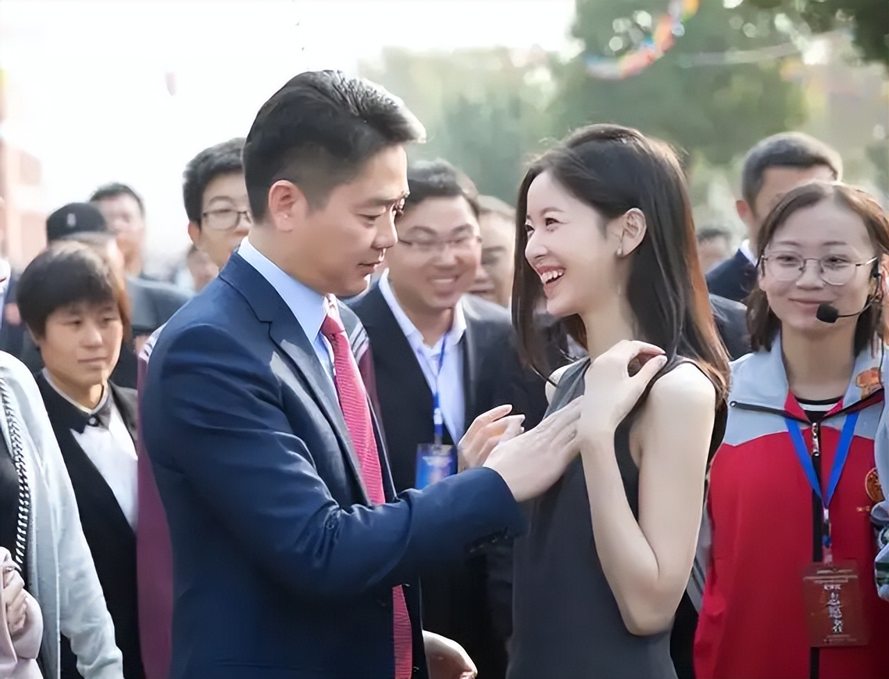 章泽天与富豪老公并肩更美了，就算穿着成熟的裙装，也仍然很稚嫩