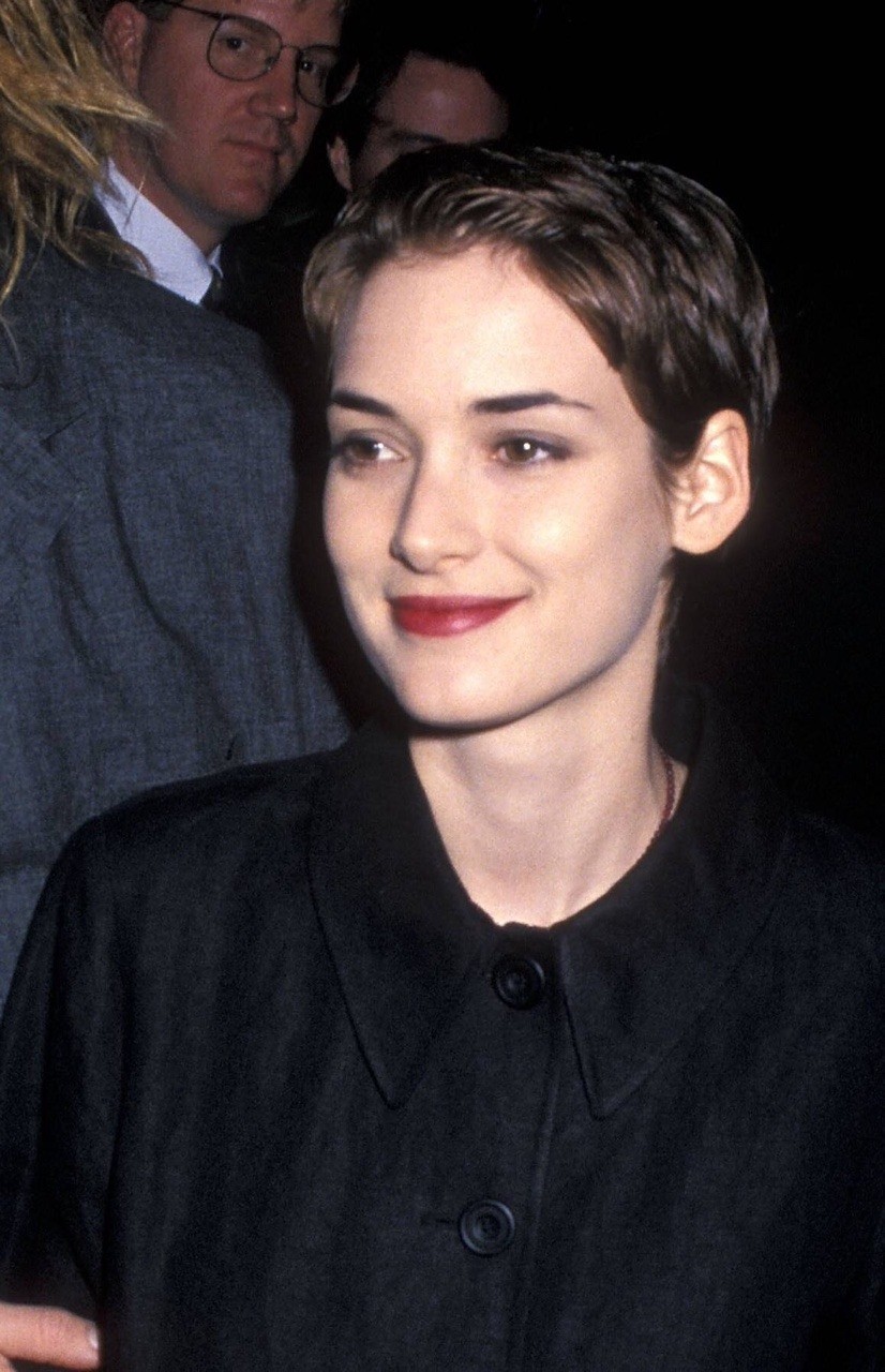 她的叛逆暗黑风依然时髦，回顾Winona Ryder 90s的经典短发
