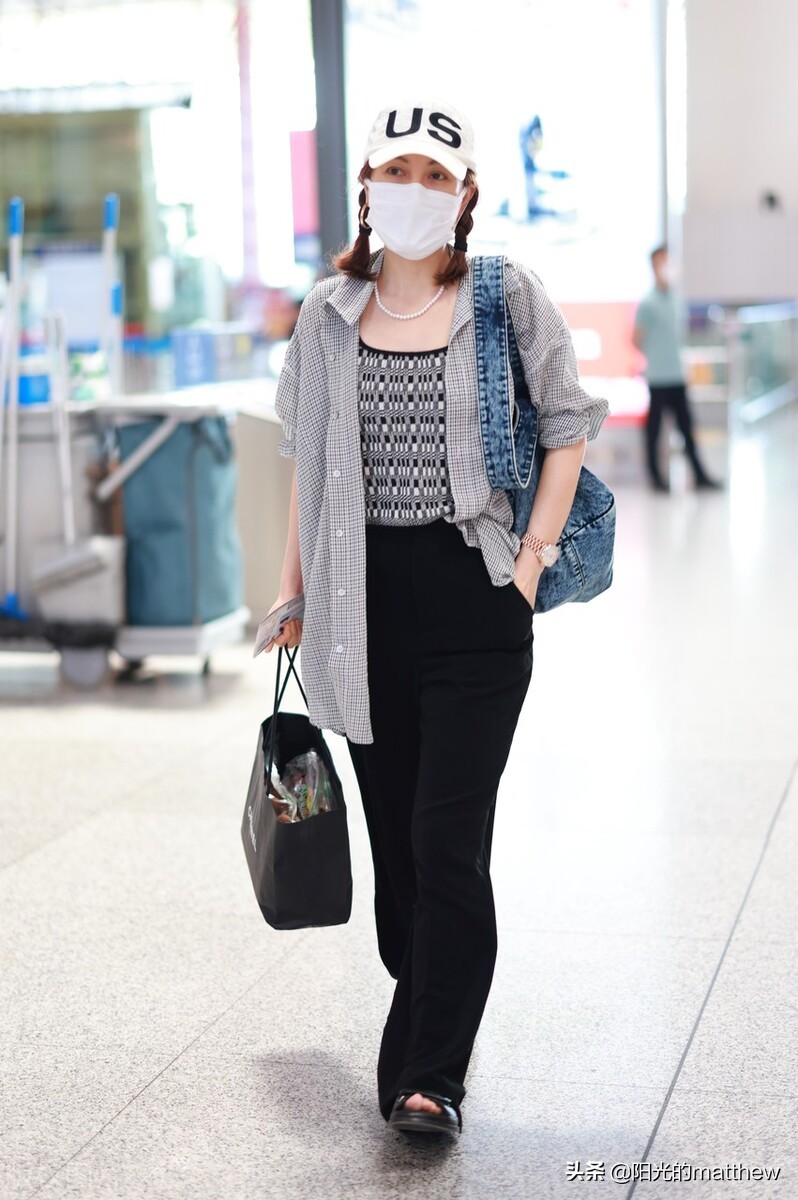 吴昕现身北京机场，头戴棒球帽梳两个麻花辫俏皮可爱