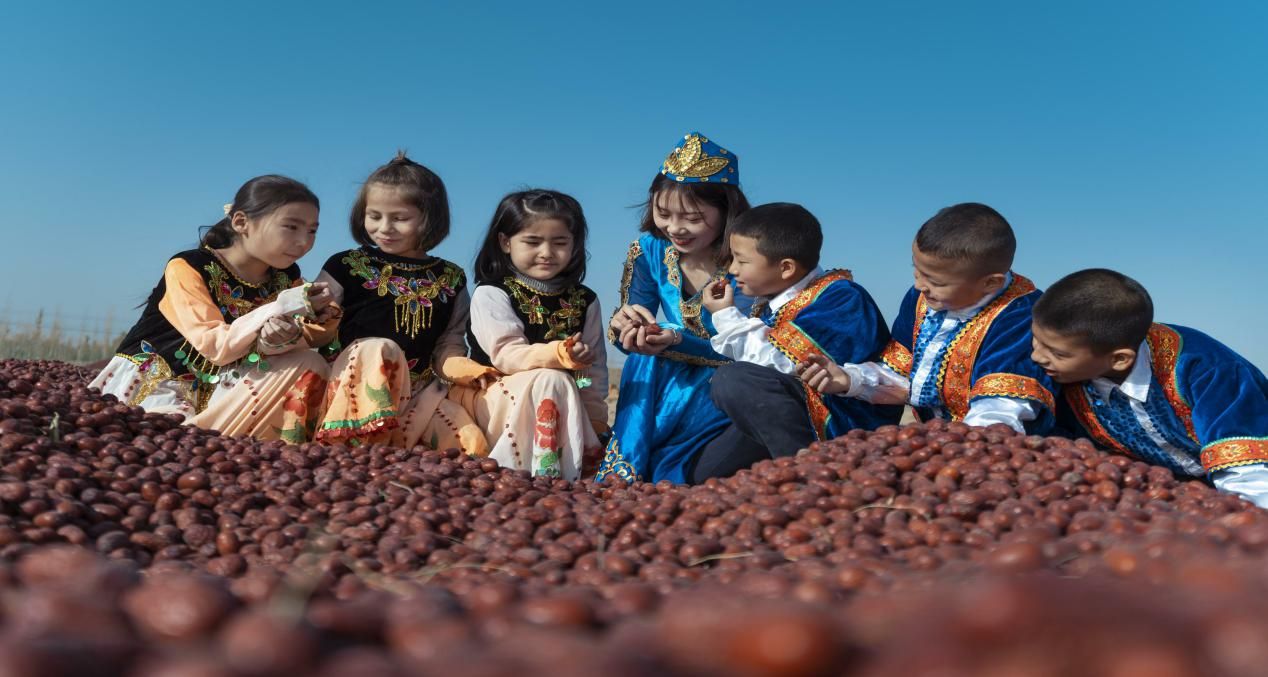 捡枣、筛选、拉运，一包和田玉枣背后的故事