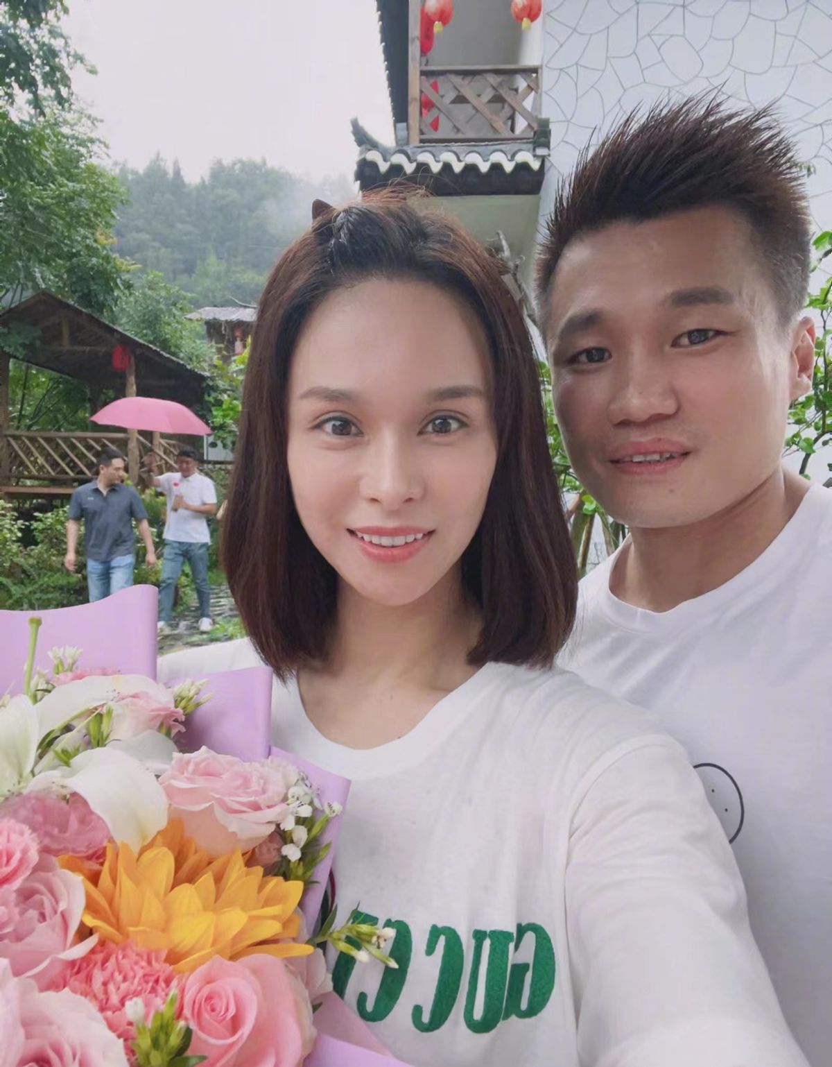 吕小军老婆个人资料(吕小军晒一家四口,小女儿继承老婆美貌似混血儿