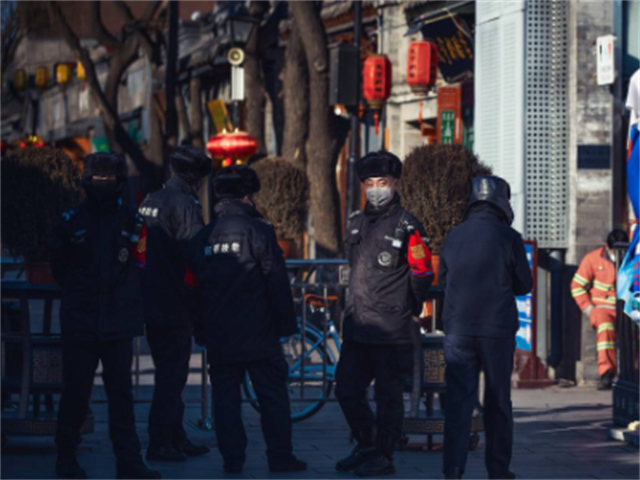 2013年，杨超凡因长相吓人求职受挫，在街头“卖丑”
