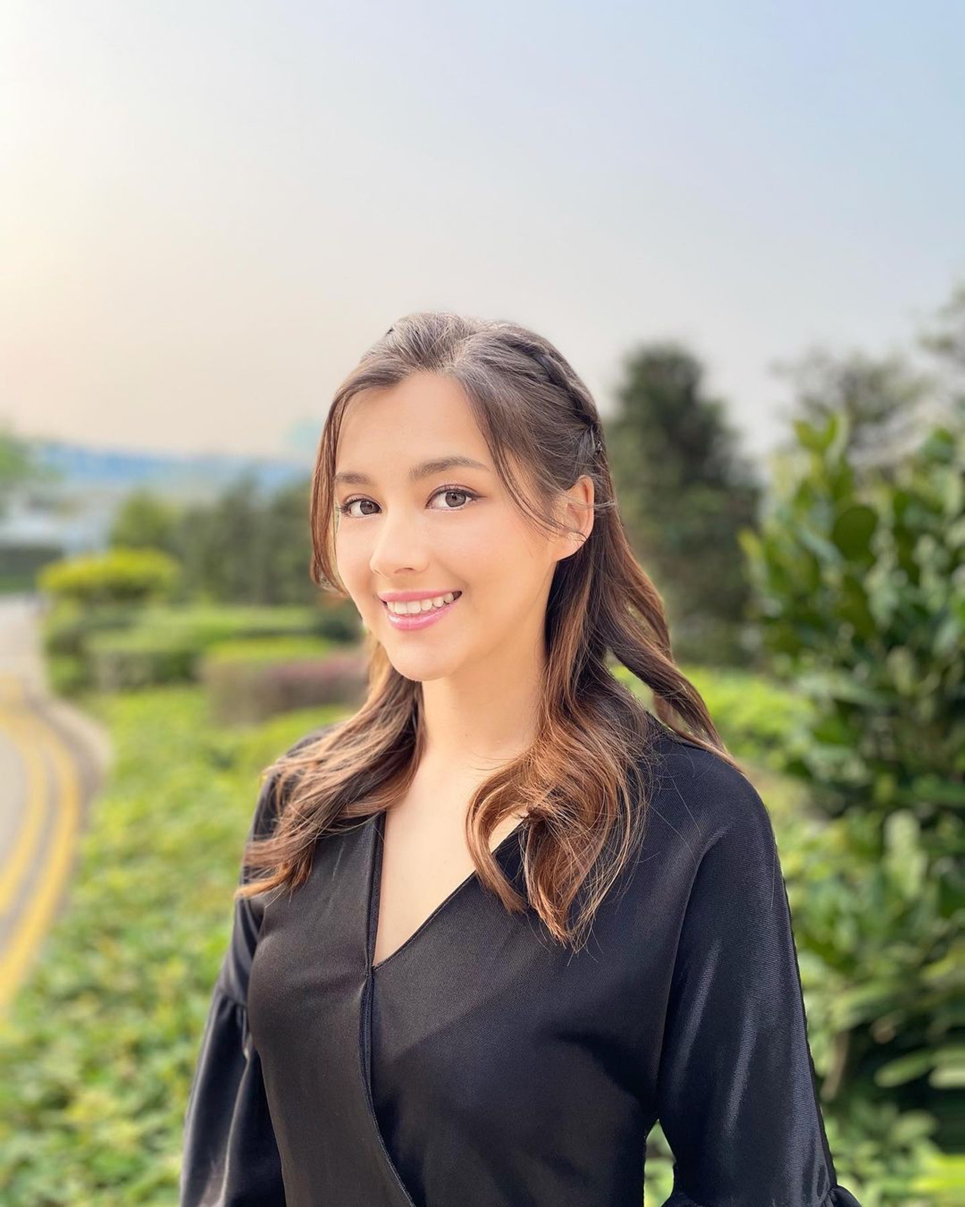 打拳击比赛(港姐冠军谢嘉怡参加拳击比赛，被对方打至流鼻血，画面惹人心疼)