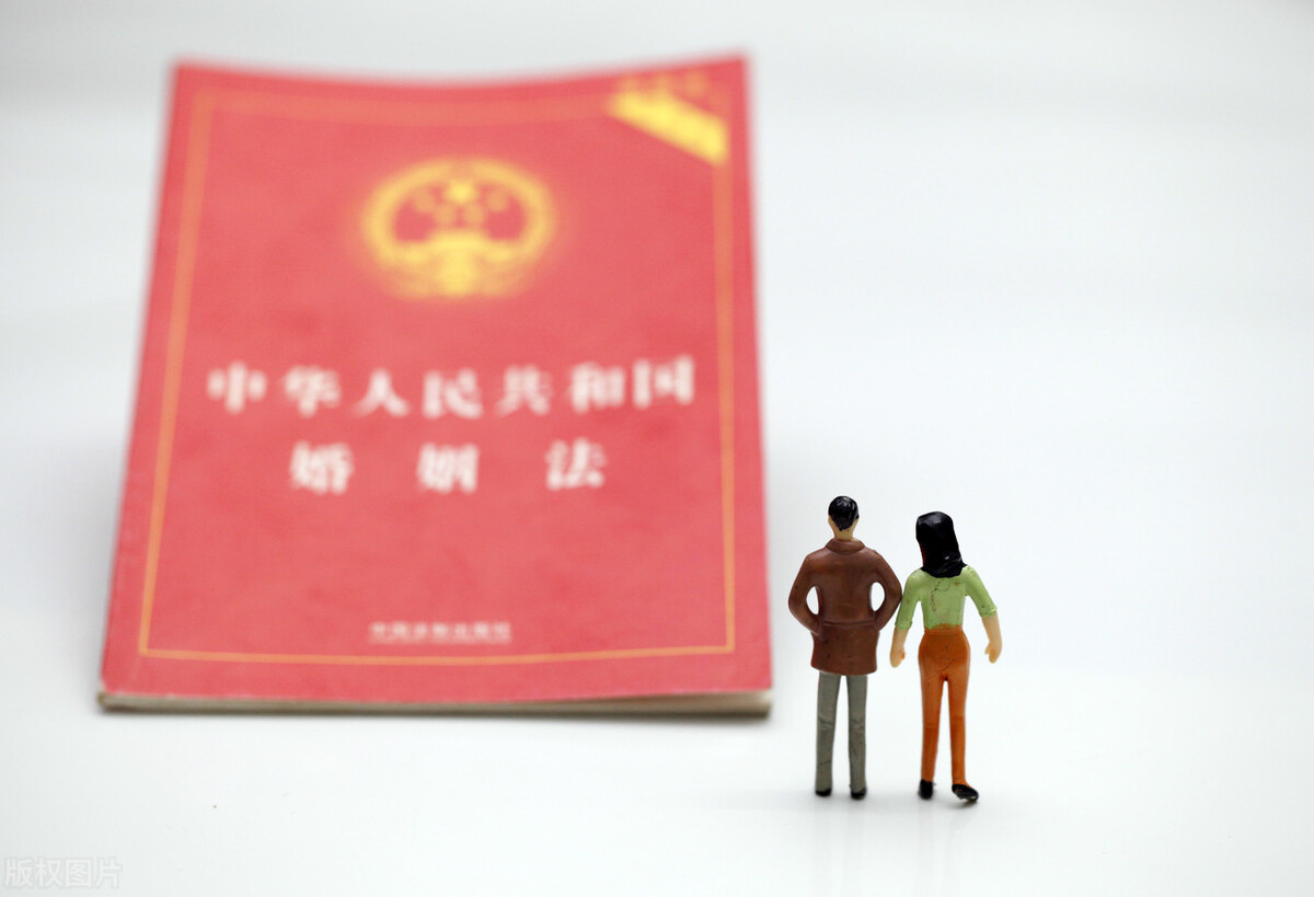 妻子婚内强行与丈夫发生关系，是否属于违法行为？构成强奸罪吗？