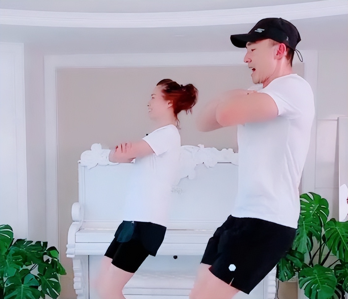 刘畊宏晒女儿近照，9岁小泡芙眼睛黑亮长相清秀，被赞：美人胚子