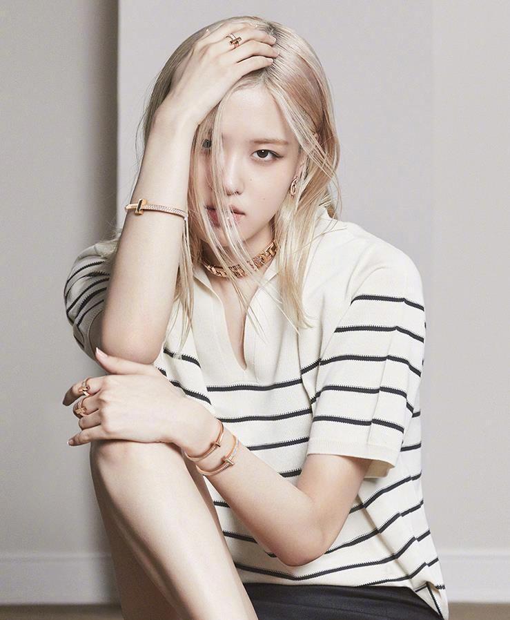 美貌"鲨"人!ros07朴彩英拍性感唯美写真,光脚穿吊带裙秀美腿