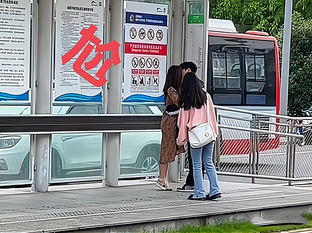 情侣在公交站牌下拥吻，过路女子走近观看，女孩双手捂脸场面尴尬