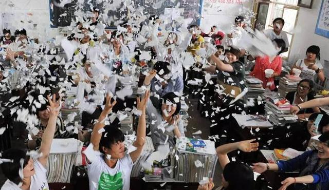 1977年高考试卷曝光，难度出人意料，高中生表示“过于简单”