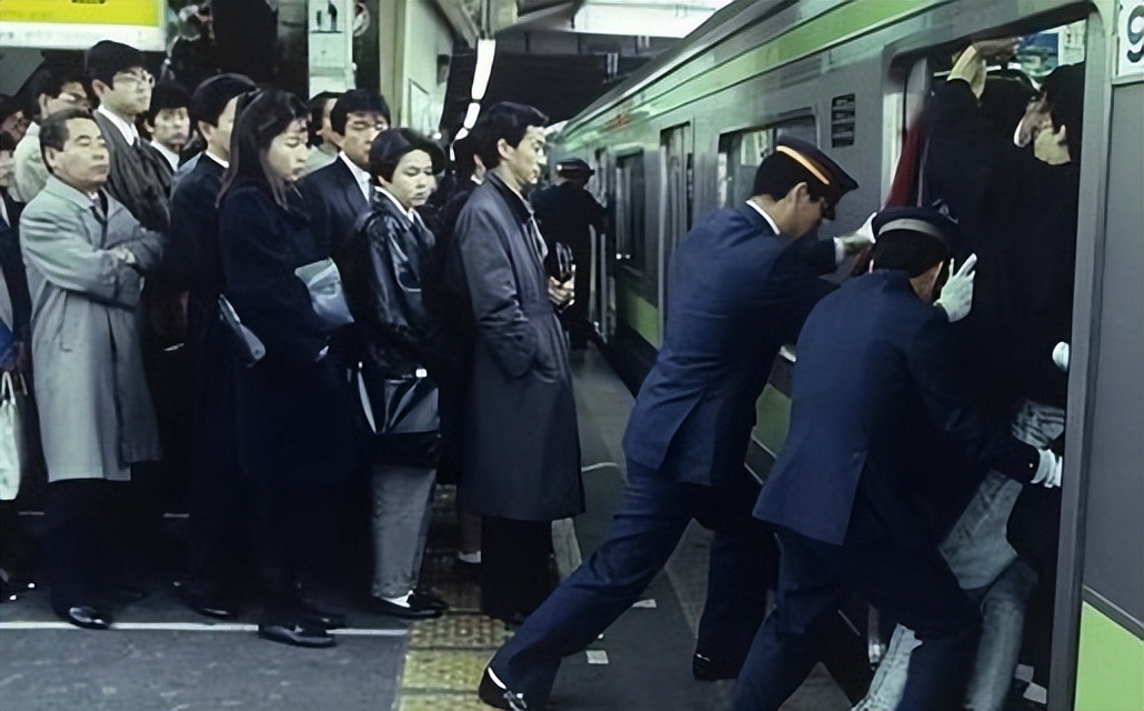 为什么日本的“地铁推手”，是女性的噩梦源泉？