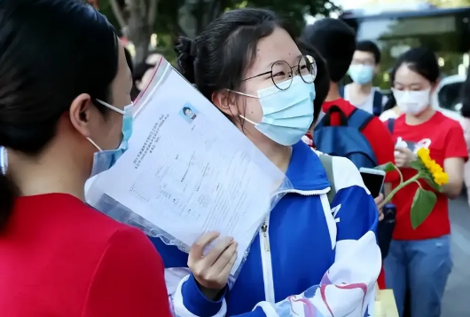 上海发布“新消息”，中高考全部延期，网友却对此提出两个疑问