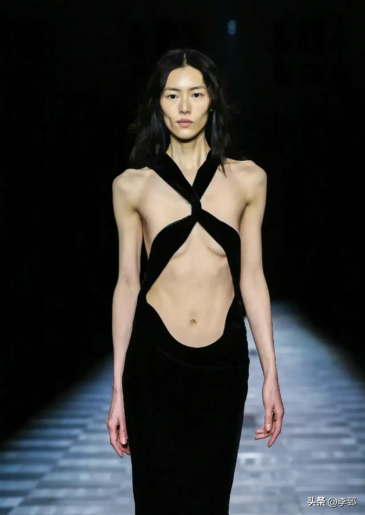 微博之夜李艾成最大尬点,嘴瓢抢话对张艺谋失礼,小尼说她你是菜