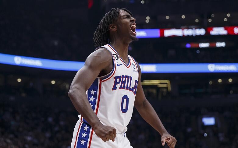 恩比德缺阵,马克西狂轰44 8打疯了,哈登低迷)