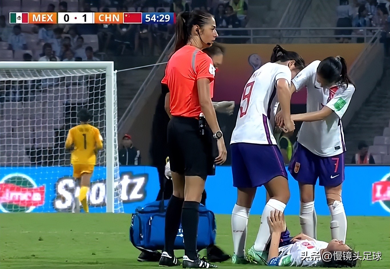 女足世界杯中国中场进球(2-1！中国女足爆冷，世界杯首球 首胜诞生：排名第1，拼到抽筋)