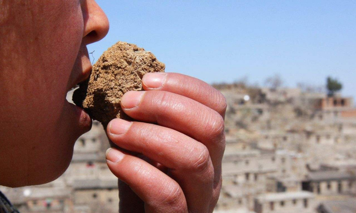 最软的石头是什么(很多人小时候都吃过！世界上最软的石头，常被用来当做食物)