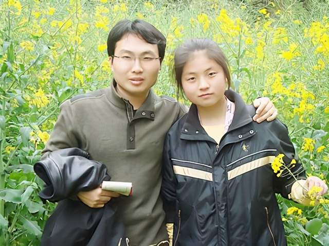 父亲疯癫母亲离家出走，13岁男孩成顶梁柱，他凭什么逆袭？