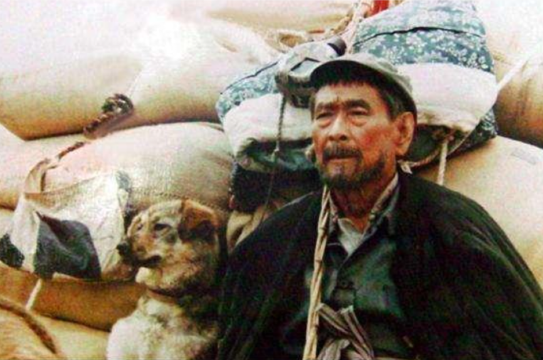 1993年，他带狗出演谢晋电影《老人与狗》，上映后人与狗都被枪决