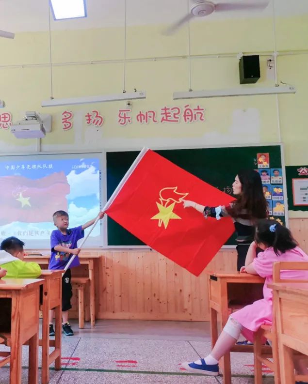 双流特教校举行以“小蜗牛心向党 红领巾齐飞扬”为主题的入队活动