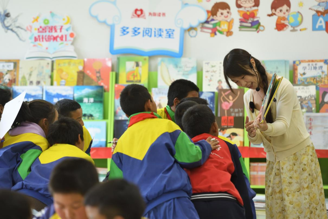為讓疆藏偏遠地區的孩子讀上書，他們做了這件事