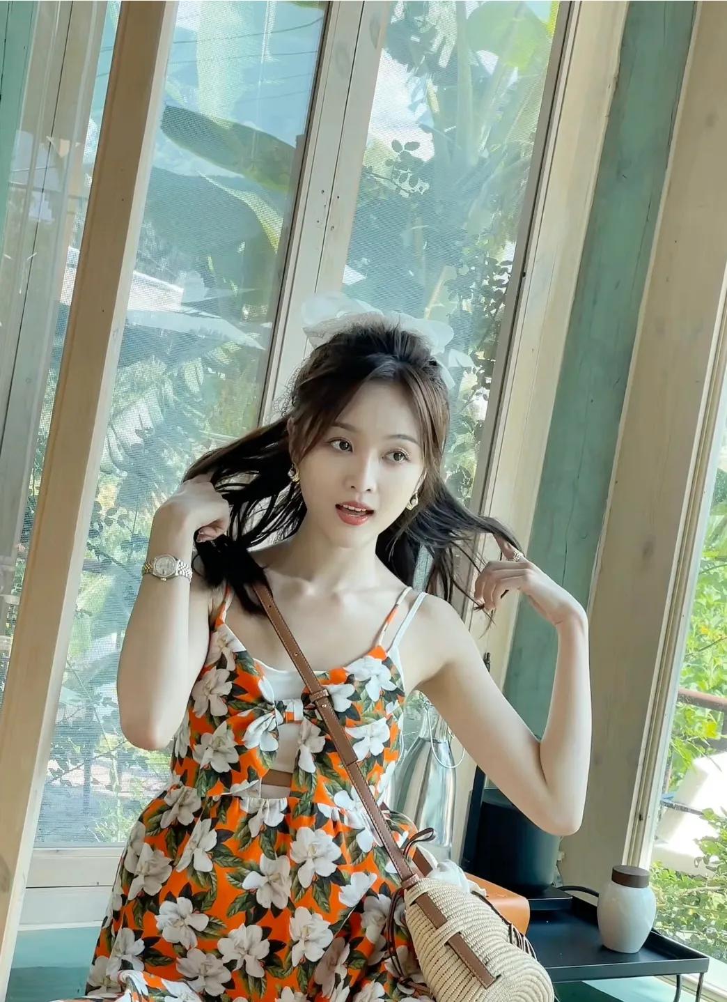 明媚阳光下，吴宣仪身穿小吊带裙，光芒万丈迷人眼呀