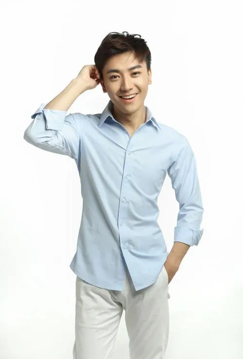 央视90后男主播李泽鹏爆红：明明可以靠脸吃饭，却要靠才华