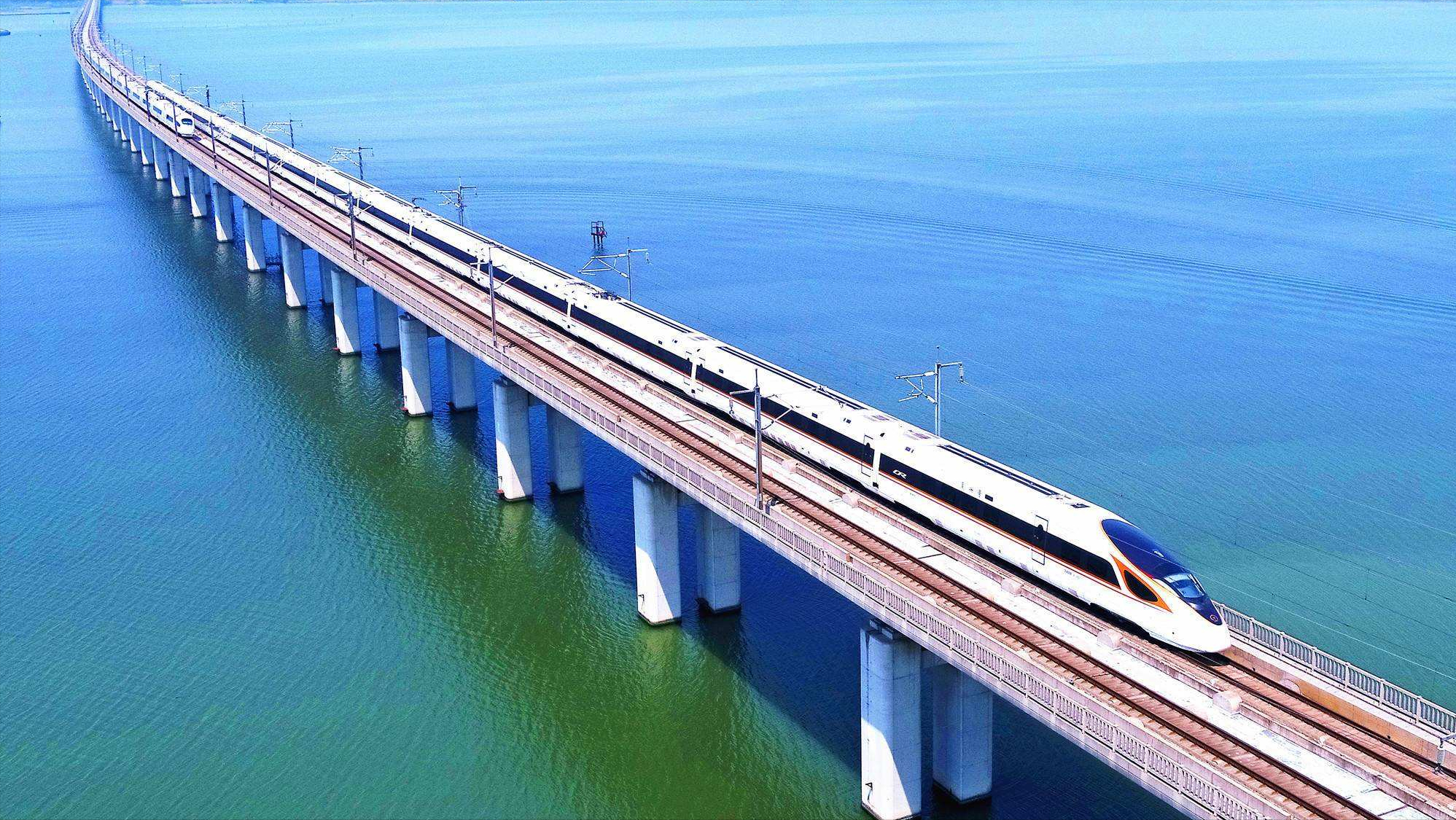 其实不然,首先是轨道问题,虽然高速列车既能在高速铁路上行驶,也可以