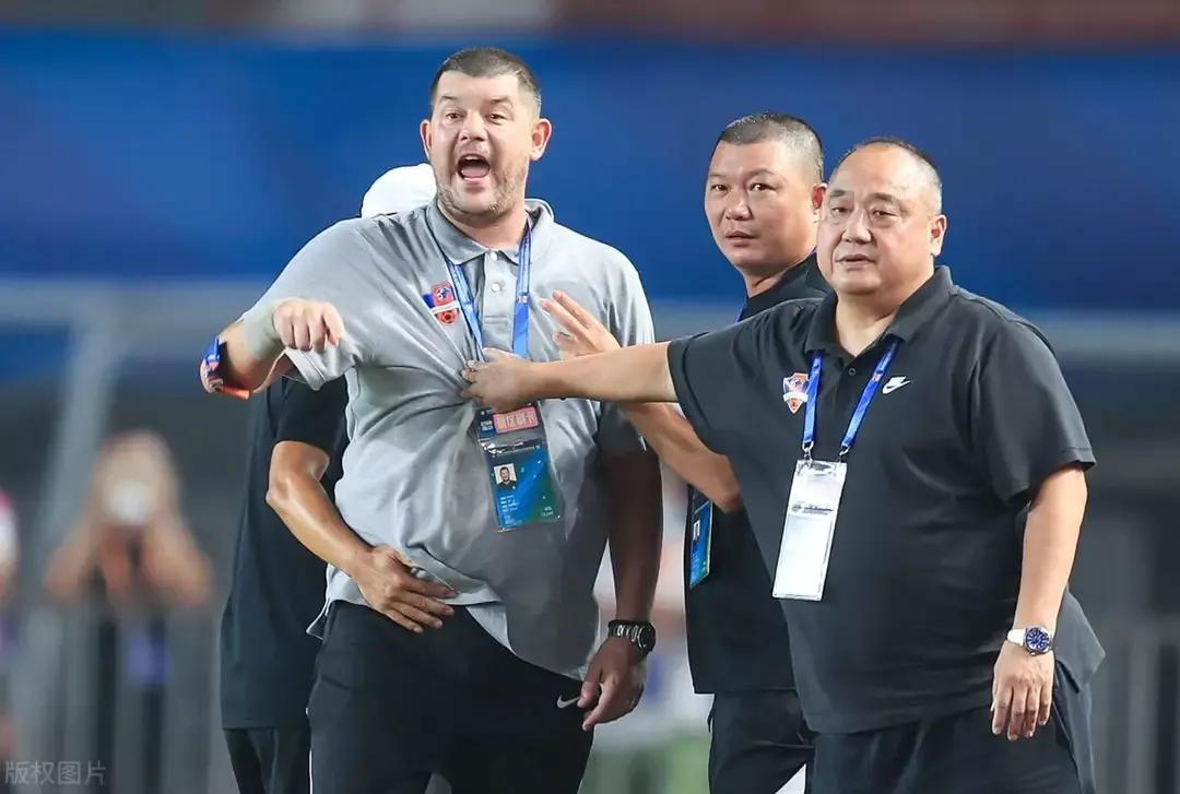 足球比赛教练应该在哪里（国足必须打好翻身仗，主教练在哪里，咱得好好白话白话）