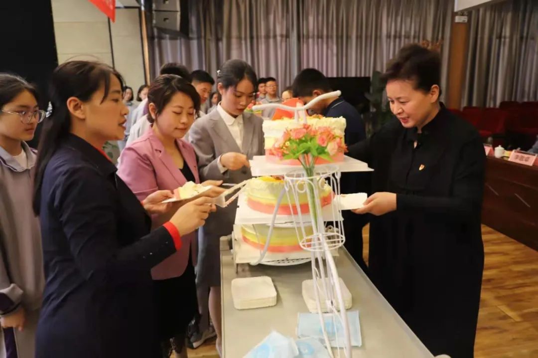 ��������Э��ϯ�Ÿ���һ�е���ʮһѧУ����Ԥ��δ�����˷��﹤��