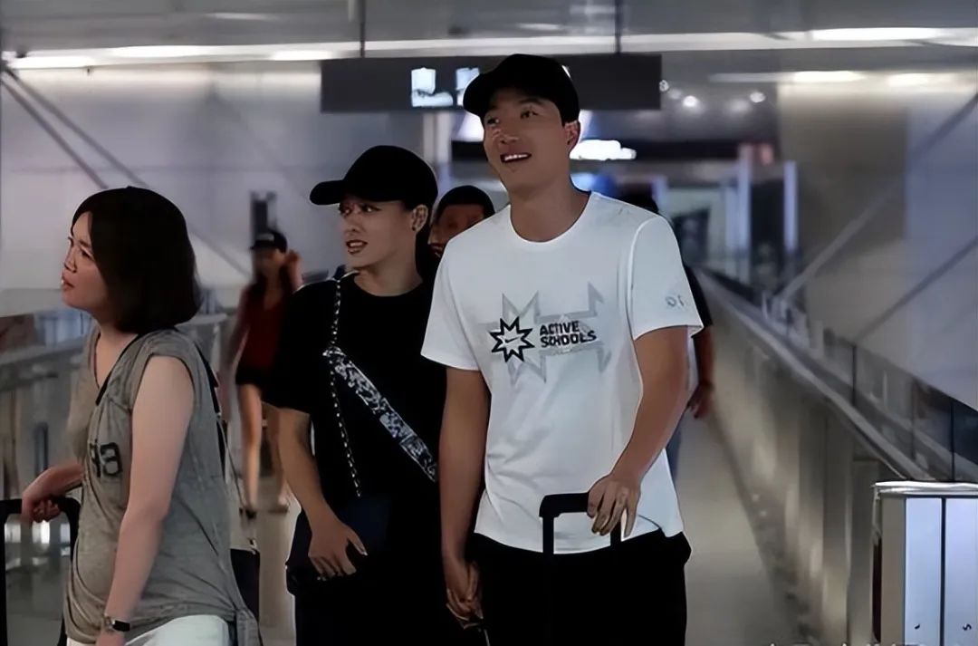 刘翔老婆真不简单，烂大街也穿出超模感，结婚6年仍牵手羡煞旁人