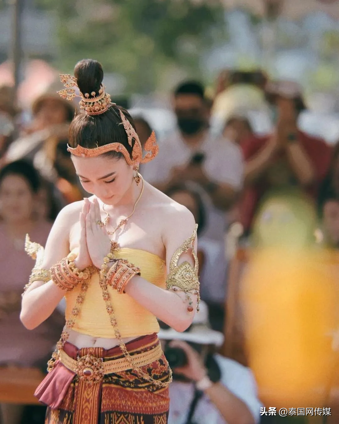 泰国女星taew再扮娜迦造型出席那空帕侬府祭拜活动
