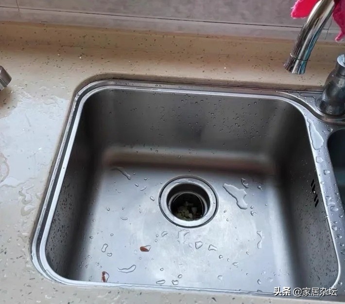 啫喱膏怎么用（水槽边发霉，不用换玻璃胶，教你正确方法，霉斑很快就会消失）