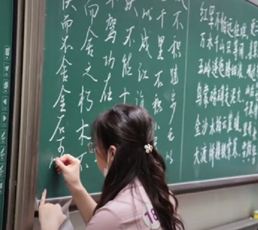 清华大学老师板书太“卷”了，字迹优美图文生动，难怪网友想蹭课