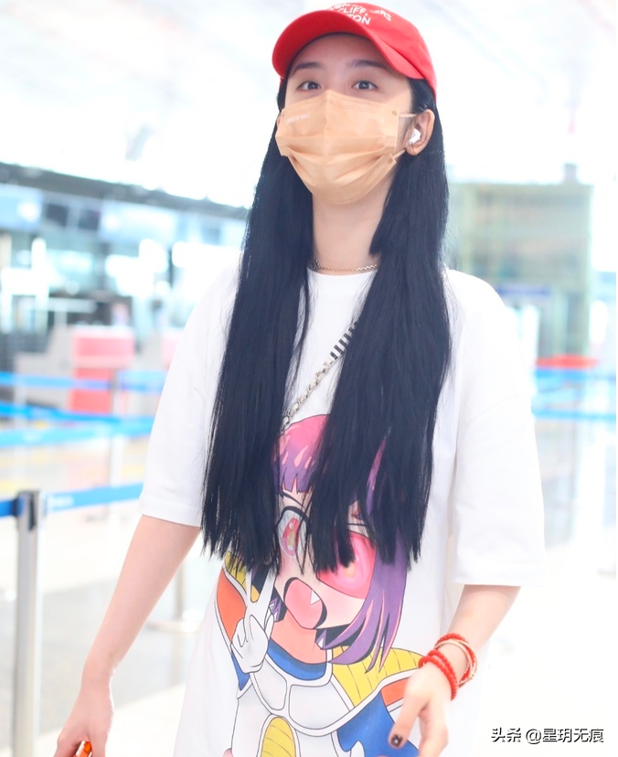 赵小棠戴红色棒球帽现身机场 穿白色长T搭配长筒袜好甜美