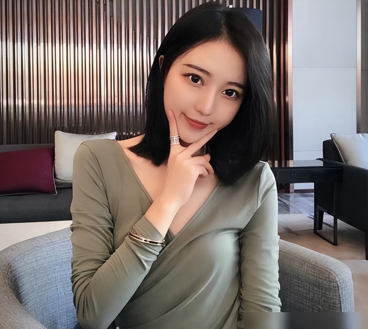 而对于项思醒出轨一无所知的张科峰,却在为没有充