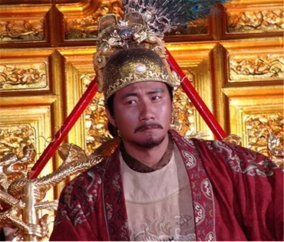 宫女给朱元璋穿龙袍,朱元璋疼得大叫一声!下令将此女凌迟处死