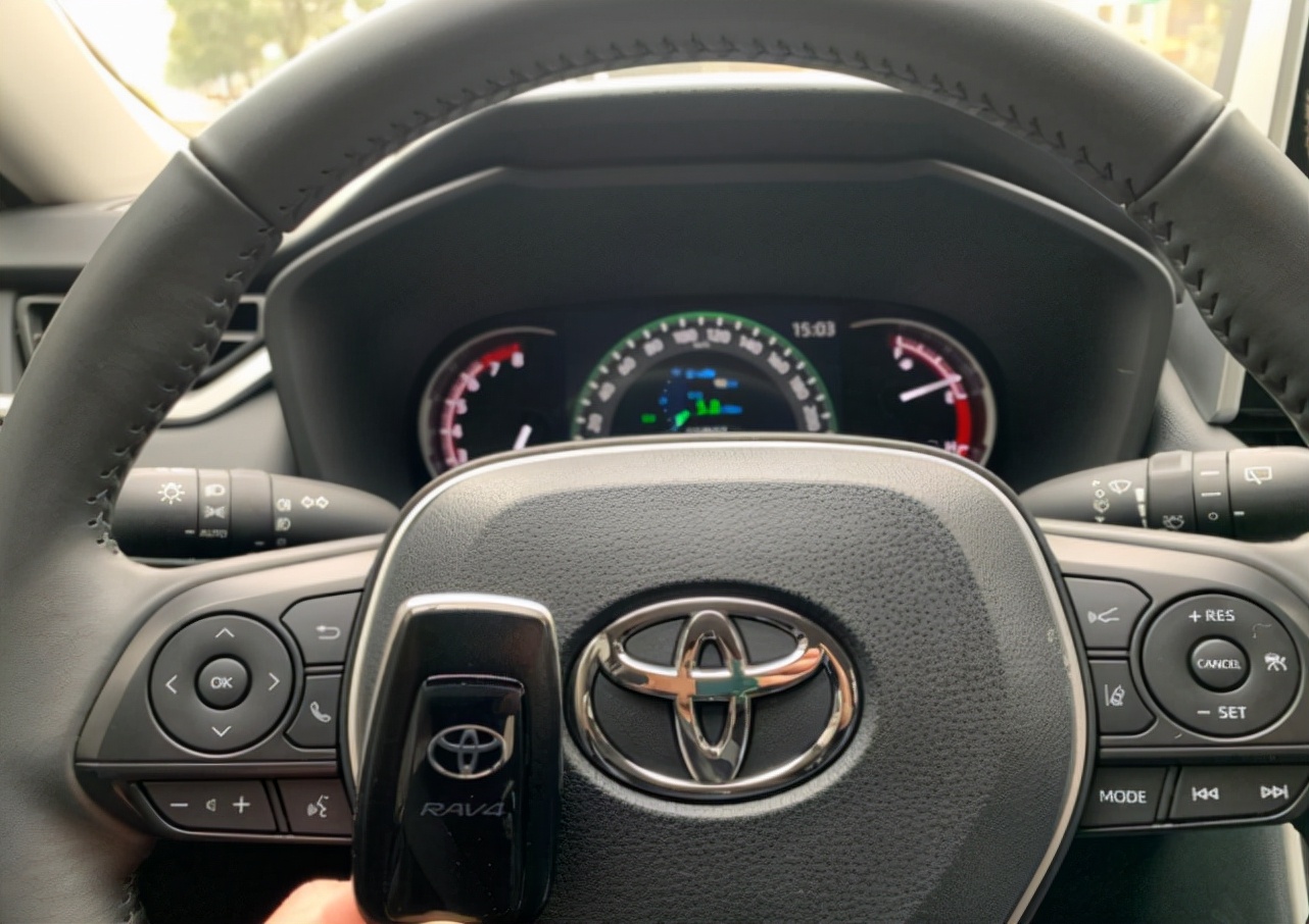 丰田RAV4荣放真实油耗被晒，车主坦言：让你一路荣光