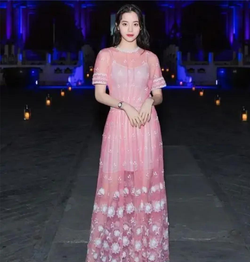欧阳娜娜真会穿，粉色蕾丝长裙，清纯甜美尽显少女感