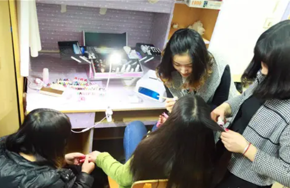 女大学生第一次约会很激动，室友帮忙梳妆打扮，评论区满是嘲讽