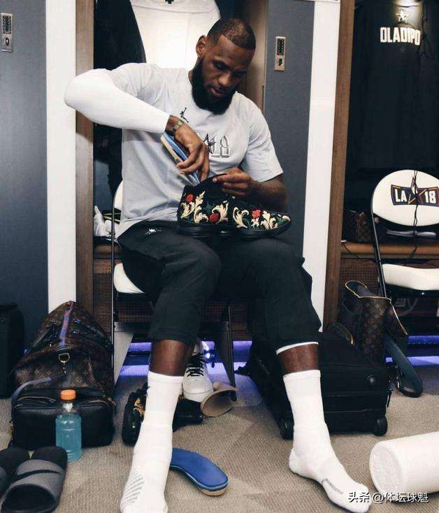 nba籃球鞋墊為什么不送人（球星送鞋為何把鞋墊抽出來，怕味道熏住球迷？其中的學問可多了）