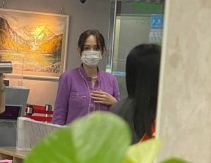 恭喜！陈乔恩跟男友领证结婚，现场大呼“我结婚了”，经纪人证实