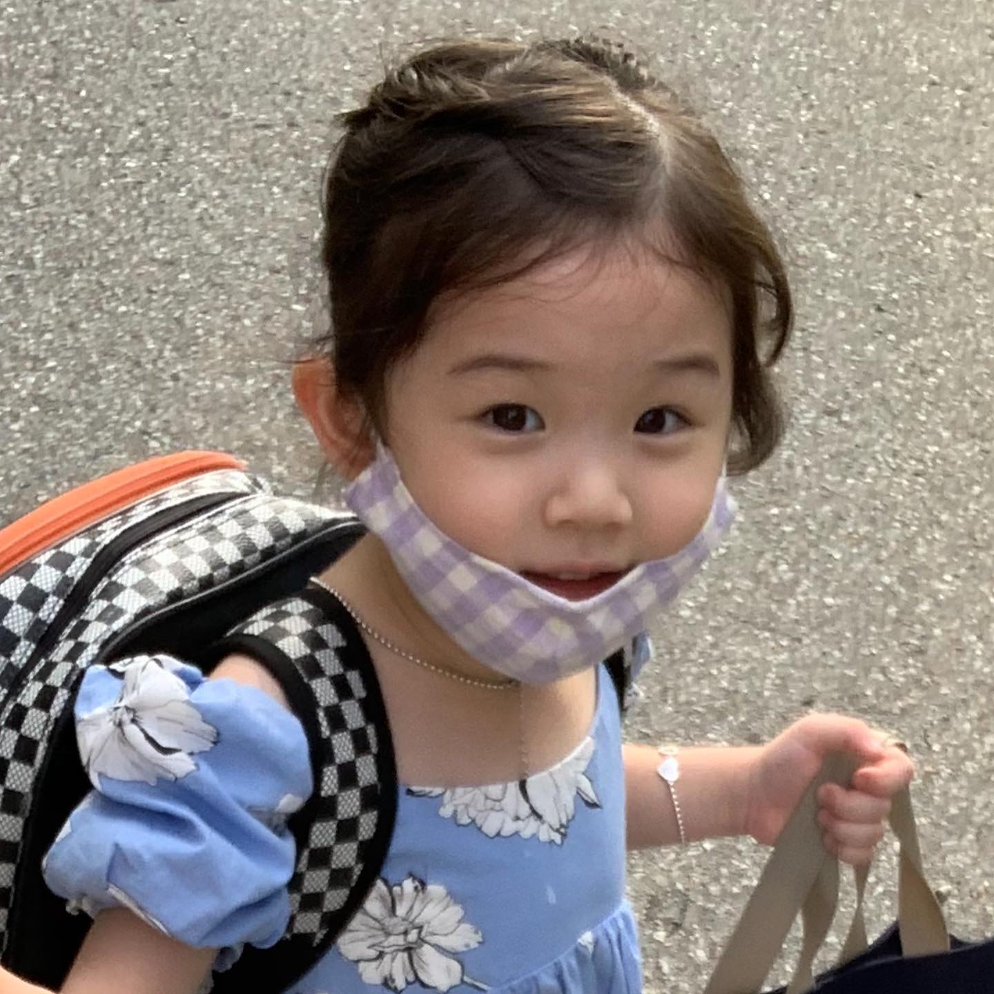 火遍全网的表情包小女孩!凭可爱萌翻所有人:骗我生女儿