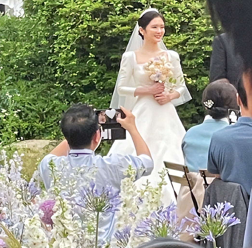 张娜拉婚礼现场和孙艺珍差不多：婚纱照首次曝光，新娘子现场跳舞