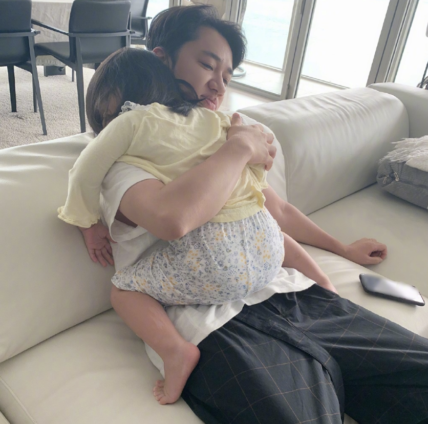 王祖蓝晒女儿弹唱视频，想送她进乐队，3岁Gabby摇滚范儿十足